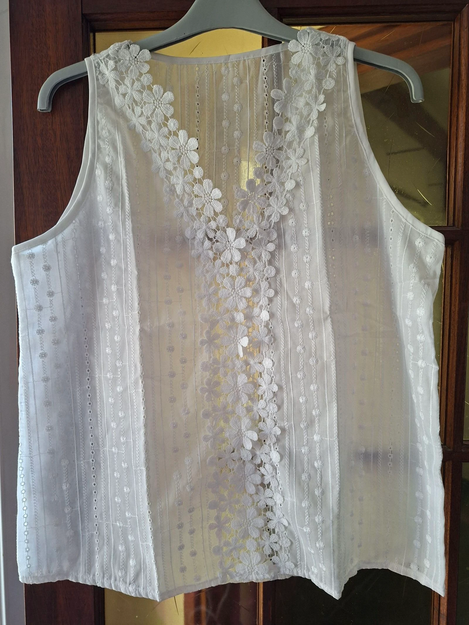Top blanc brodé fleuri sans manches – dentelle – Taille L – Neuf